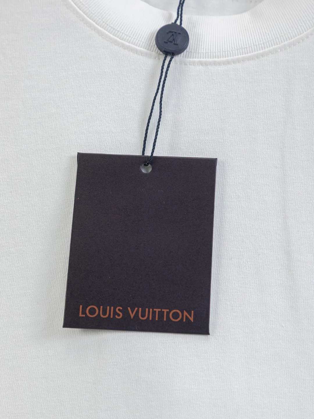 🅿️200 Louis Vuitton 1V LV lv slightly wide version S-XL LV 26ss new products are available at the counter simultaneously. Multiple craftsmanship. Chest patch letters 🪡 embroidery. Back patch letters four-leaf clover 🍀🪡 embroidery. Round neck short-sleeved T-shirt, same style for men and women! Consigned to one-to-one creation. Synchronized with the official website, pure cotton fabrics at the counter! It is close to the skin and comfortable, durable and easy to wear. It has a classic and simple logo design and meticulous original craftsmanship. Short-sleeves, a must-have item for men, do not appear to be the same for the general public, but must be unique and eye-catching. This LV short-sleeve is all about quality, comfort, the same shape and fashion as always, including fabrics and cutting techniques. All of them have been made with great effort! 320 grams of washed pure cotton fabric, pure cotton is breathable, very refreshing and comfortable for daily wear. The rib knitting on the neckline is smooth and tight, and the neckline will not be skewed if you toss it at will. The loose version, you will find that it looks really good on the upper body. The overall is minimalist and neat, super versatile for daily use! Pair it casually with a pair of pants for a youthful look. A T-shirt will make your outfit crazy. It is a fashionable item that can never go wrong! Color: Black White Size: S-XL Size chart: S: Shoulder width 50-Bust 56-Length 70 M: Shoulder width 52-Bust 57-Length 72 L: Shoulder width 54-Bust 59-Length 74 XL: Shoulder width 56-Bust 62-Length 76